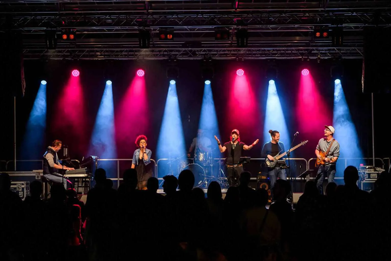 Dropzone live auf der Festivalbühne mit pink-blauen Lichtkegeln