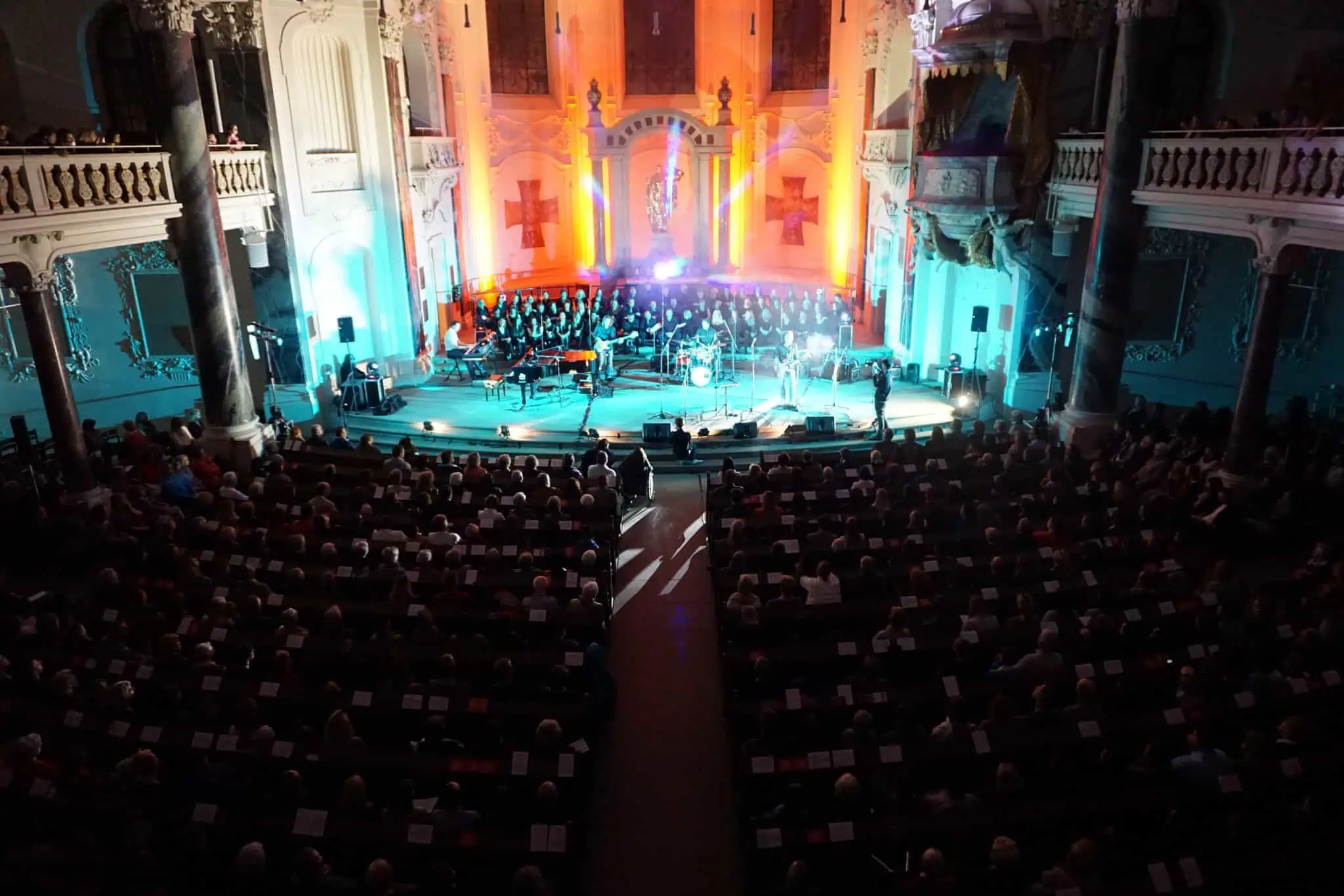 Spendenkonzert in der Friedenskirche Ludwigsburg: Blick von der Empore auf Bühne, Chor und Publikum
